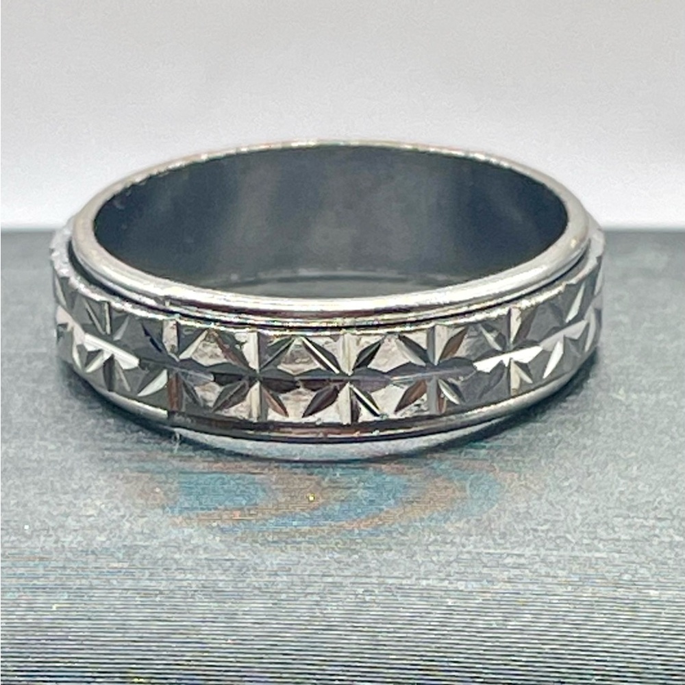 Silver Geometric Diamond Pattern Spinner Ring. Si… - image 1